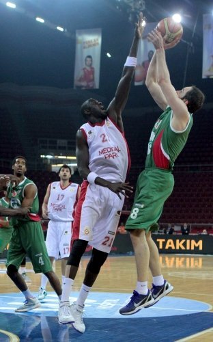 Olaylı maçta Galatasaray Medical Park, Karşıyaka'yı farklı yendi