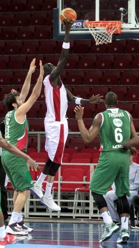Olaylı maçta Galatasaray Medical Park, Karşıyaka'yı farklı yendi