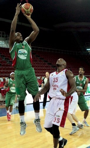 Olaylı maçta Galatasaray Medical Park, Karşıyaka'yı farklı yendi
