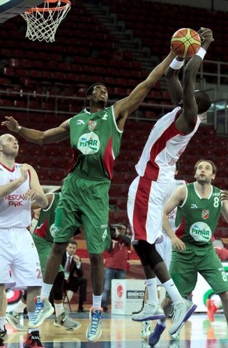 Olaylı maçta Galatasaray Medical Park, Karşıyaka'yı farklı yendi