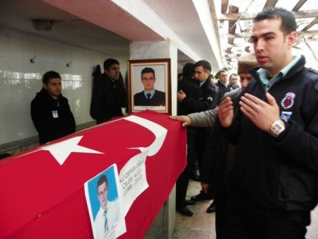 Öldürülen ceza infaz memuru toprağa verildi