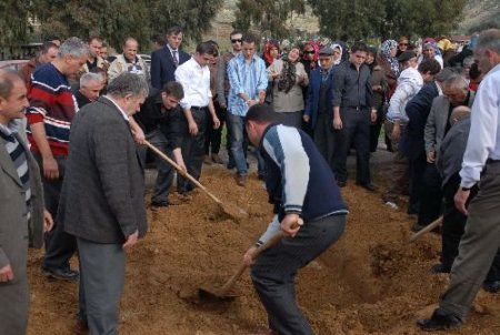 Öldürülen İşadamının Kemikleri 7 Yıl Sonra Defnedildi