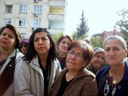 Öldürülen Öğretmenin Evinin Önünde Kadına Yönelik Şiddet Protesto Edildi