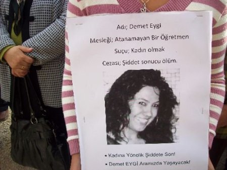 Öldürülen Öğretmenin Evinin Önünde Kadına Yönelik Şiddet Protesto Edildi