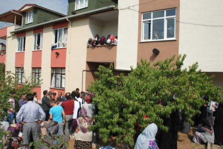 Öldürülüp yol kenarına atılan öğretmen gözyaşlarıyla toprağa verildi