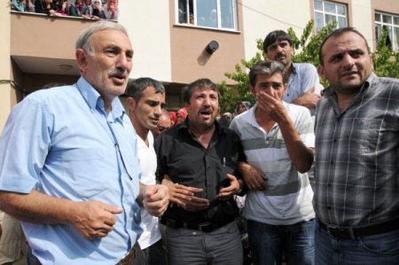 Öldürülüp yol kenarına atılan öğretmen gözyaşlarıyla toprağa verildi