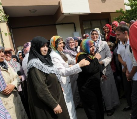 Öldürülüp yol kenarına atılan öğretmen gözyaşlarıyla toprağa verildi