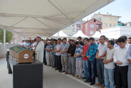 Öldürülüp yol kenarına atılan öğretmen gözyaşlarıyla toprağa verildi