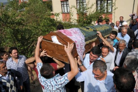 Öldürülüp yol kenarına atılan öğretmen gözyaşlarıyla toprağa verildi