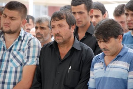 Öldürülüp yol kenarına atılan öğretmen gözyaşlarıyla toprağa verildi