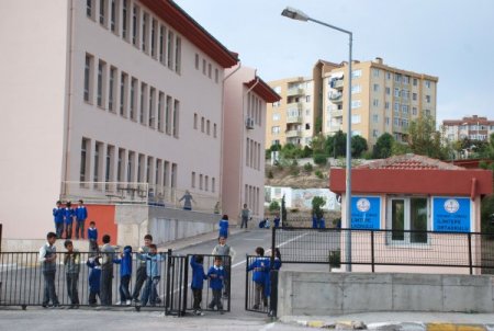 Öldürülüp yol kenarına atılan öğretmen gözyaşlarıyla toprağa verildi