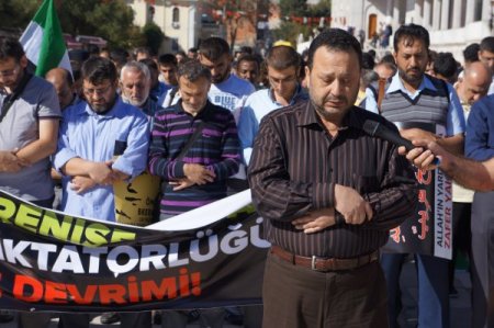 Ölen Suriyeli muhalifler için gıyabi cenaze namazı kıldılar