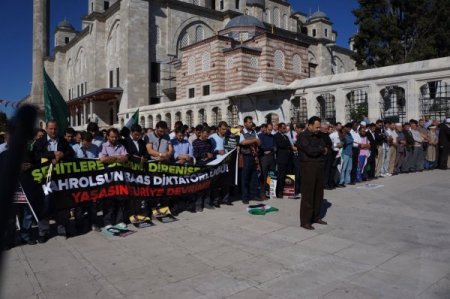 Ölen Suriyeli muhalifler için gıyabi cenaze namazı kıldılar