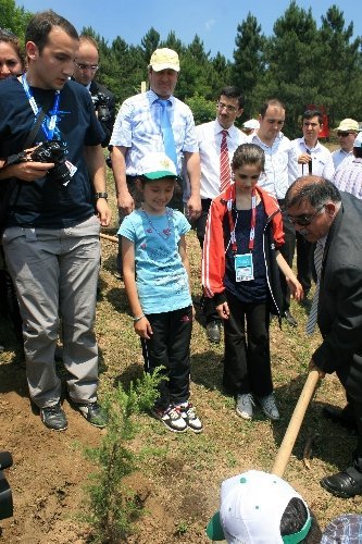 Olimpiyat çocukları ağaç dikti