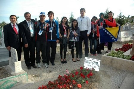 Olimpiyat çocuklarından Neşet Ertaş'ın mezarına ziyaret
