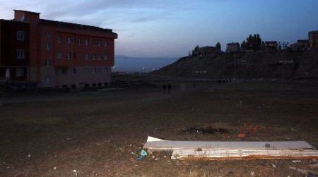 Olimpiyat Şehrinde Öğrenciler Çamurlu Ve Karanlık Yollardan Üniversiteye Gidiyor