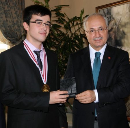 Olimpiyatlarda dört madalya kazanan Şehzade Mehmet öğrencileri ödüllendirildi