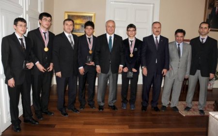 Olimpiyatlarda dört madalya kazanan Şehzade Mehmet öğrencileri ödüllendirildi