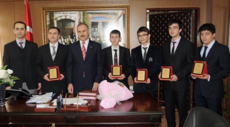 Olimpiyatlarda dört madalya kazanan Şehzade Mehmet öğrencileri ödüllendirildi