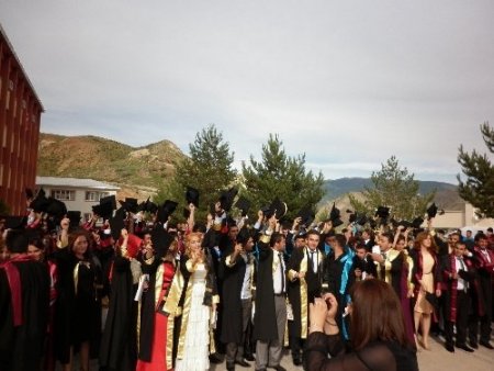 Oltu’da mezun 216 öğrenci havaya kep fırlattı