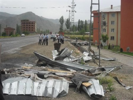 Oltu'da Şiddetli Rüzgâr Toki Konutlarının Çatılarını Uçurdu