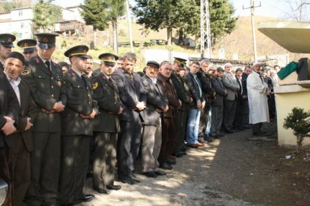 Ölü Bulunan Askerin Cenazesi Trabzon’da Toprağa Verildi