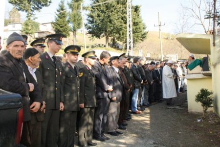 Ölü Bulunan Askerin Cenazesi Trabzon’da Toprağa Verildi