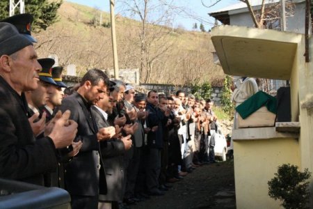 Ölü Bulunan Askerin Cenazesi Trabzon’da Toprağa Verildi