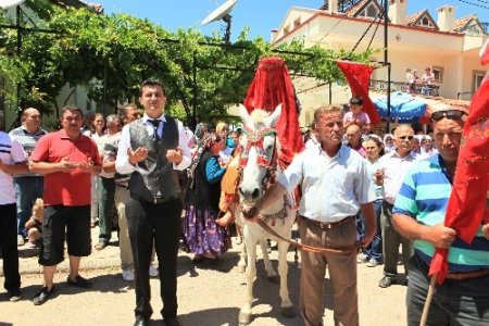 Ölüdeniz'de atlı düğün dönemi yeniden başladı