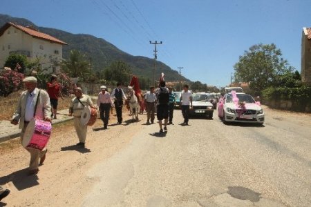 Ölüdeniz'de atlı düğün dönemi yeniden başladı