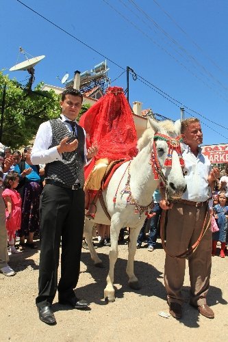 Ölüdeniz'de atlı düğün dönemi yeniden başladı