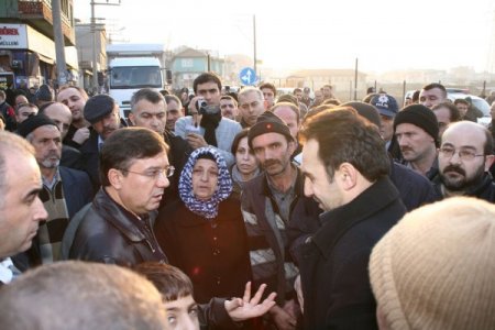 'ölüm Kavşağında Önlem Alınsın' Diyen Mahalleli Yol Kapattı