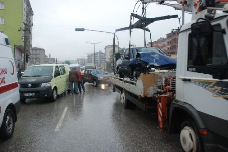 Ölüm Yolunda Yine Kaza: 5 Yaralı