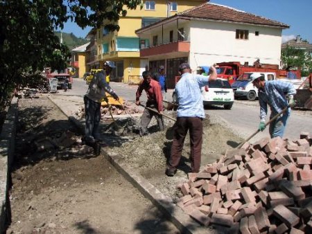 Ölümlü Kazaların Meydana Geldiği Caddeye Yaya Kaldırımı Yapılıyor