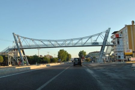 Ölümlü Kazaların Olduğu Yere Üst Geçit Yapıldı