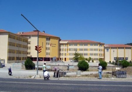 Ölümlü Kazaların Yaşandığı Okul Yoluna Üst Geçit Yapılıyor