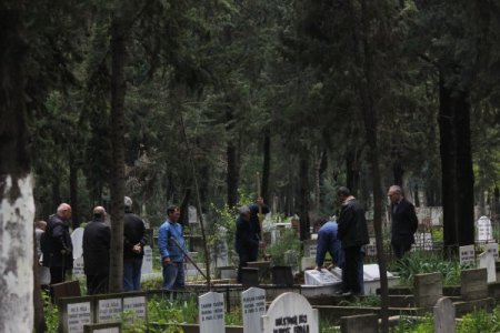 Ölümü şüpheli bulunan askerin kabri otopsi için açıldı