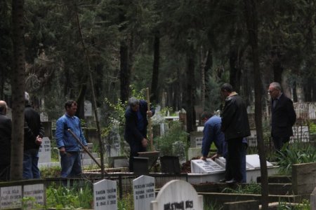 Ölümü şüpheli bulunan askerin kabri otopsi için açıldı