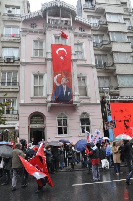 Ölümünün yıl dönümünde Atatürk'ün evine koştular