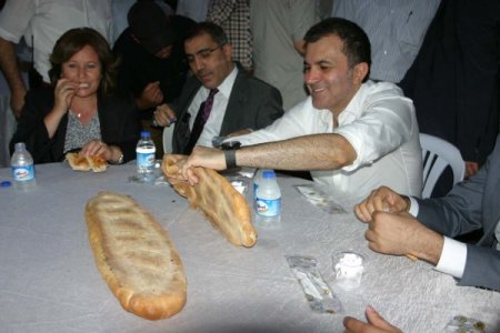 Ömer Çelik Aşçı Kepi Giyip Yemek Dağıttı