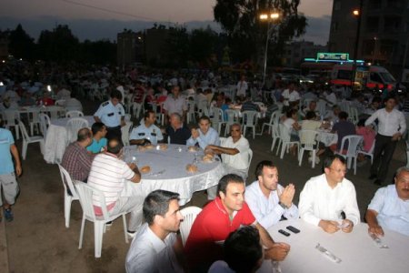 Ömer Çelik Aşçı Kepi Giyip Yemek Dağıttı