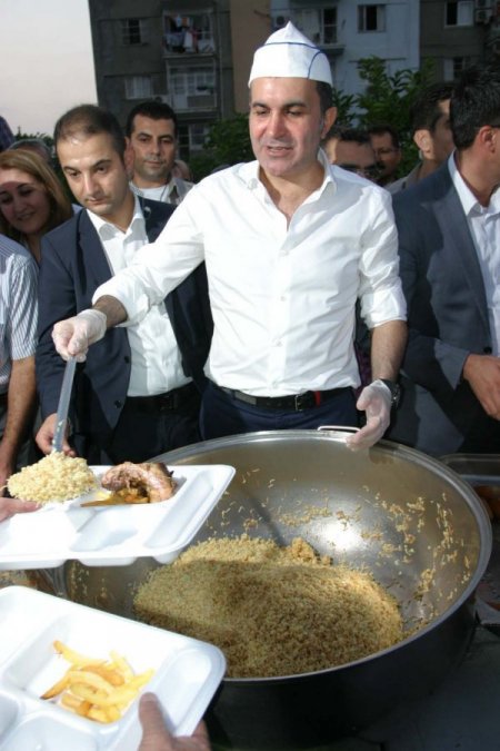 Ömer Çelik Aşçı Kepi Giyip Yemek Dağıttı