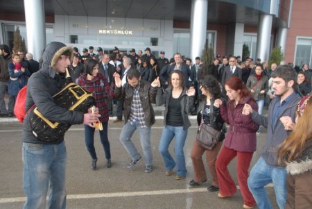 OMÜ’lü öğrencilerden horonlu protesto