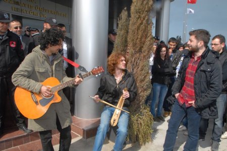 OMÜ’lü öğrencilerden horonlu protesto