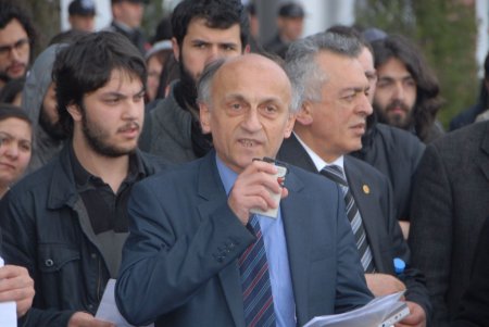 OMÜ’lü öğrencilerden horonlu protesto