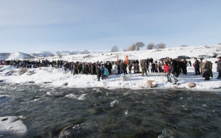 On binlerce Rus buza dalarak günahlardan temizlendi