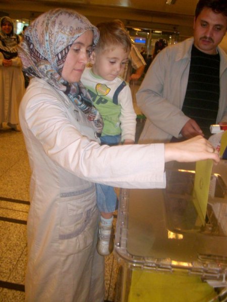 Onbin Kilometreden Oy Kullanmak İçin İstanbul’a Geldiler