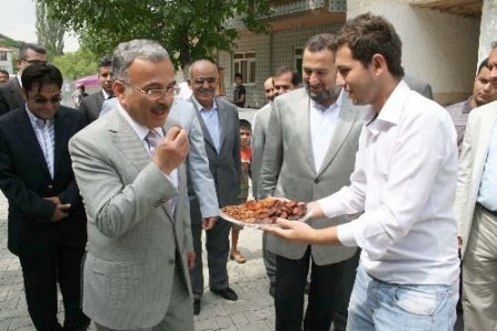 Onbinler Somuncu Baba Ve Hulusi Efendi'yi Andı