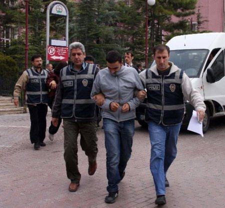 Önce Arkadaşlık Kurdular, Sonra Soydular