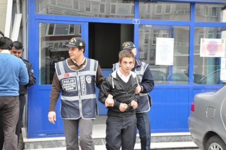 Önce Bıçakladı, Sonra Teslim Oldu